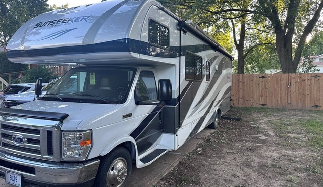 15 Minutes From MAJOR INTERNATIONAL SPORTING EVENT Events Full RV Fixed location.