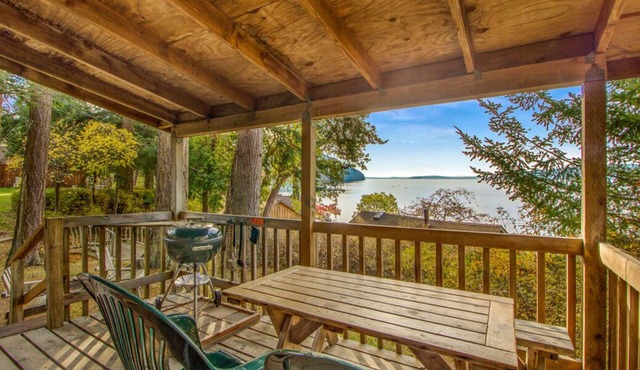 1BR Ocean View steps to prime west-facing beach and on-site cafe! in Eastsound
