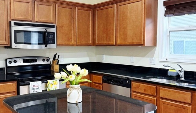 2-bedroom and 2.5 bath beautiful and spacious townhome in West Desmoines!