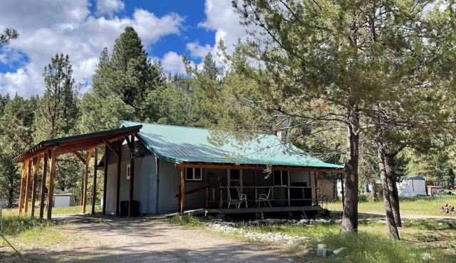 2-bedroom cabin in quaint Lowman for a relaxing stay