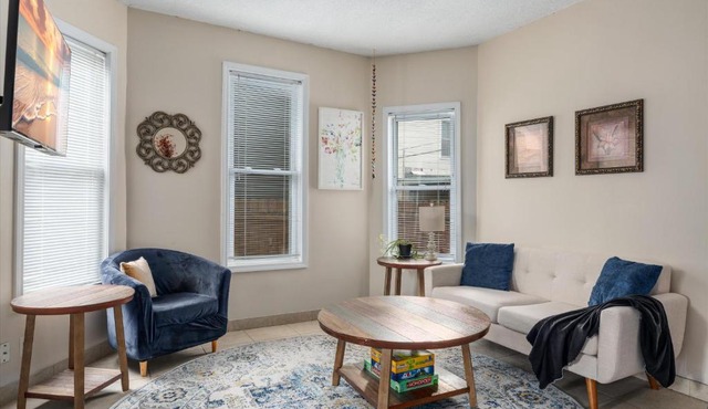 2BR Apartment Near Downtown with Workspace - Snapdragon