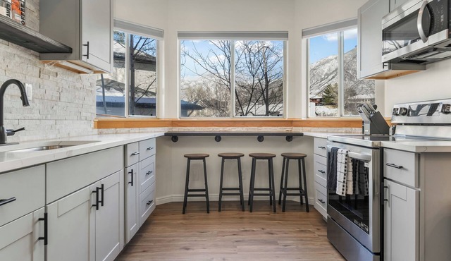 2BR Mtn Escape | King Bed, Views & Summer Hikes