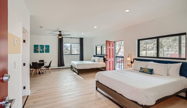 2x King Room, A/C, Balcony, Mtn Boutique Motel