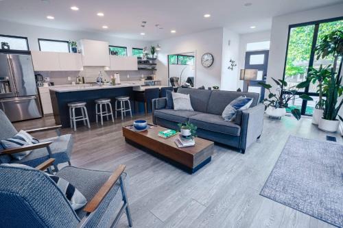 3 bed 3 bath Modern Luxury Home with Hot Tub and Rooftop Patio