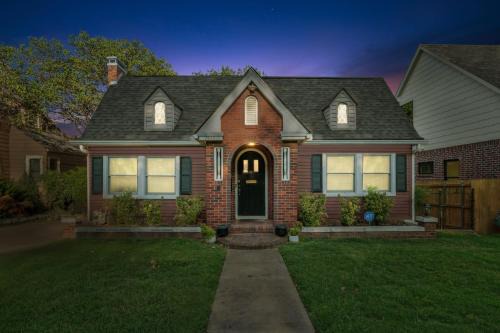 3 bed, office, hot tub, 2 min to Cherry St