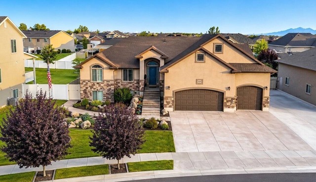 3 Bedroom 2.5 bath main level Home with Hot Tub