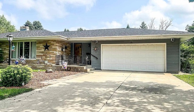 3-bedroom house in serene Spirit Lake with AC comfort