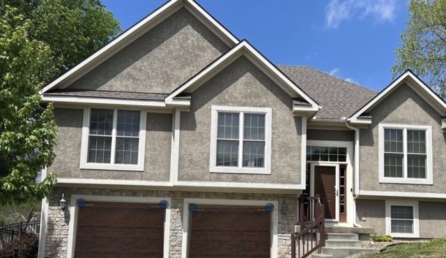 3-BR 2.5BA home-prime KCKs neighborhood; fenced yard, hot tub; perfect location!