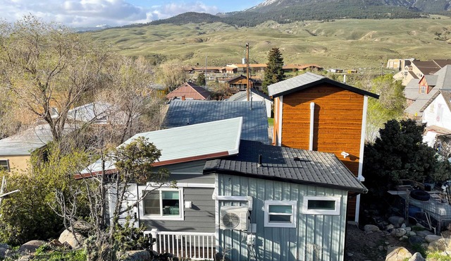 3 Cabins in 1! Sleeps 10, Mountain Views Near Yellowstone
