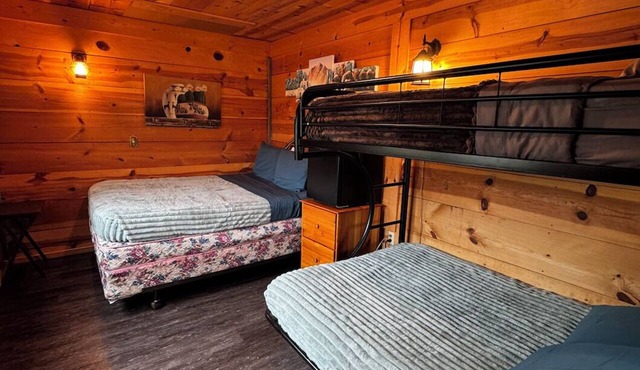 3 Peaks Cabin - Sleeps 5, mini fridge + AC