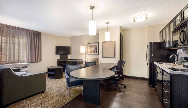 3 Spacious Units Perfect for Groups! With Fully-equipped Kitchens, Pets Allowed!