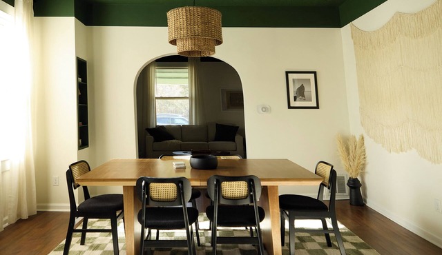 3BR 2.5BA Townhome near CWS, Zoo & Old Market, Sleeps 8 + Parking
