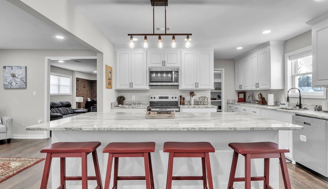 4-bed/2-bath Spacious House in Charming Columbus, Game Day Home, Fenced Backyard
