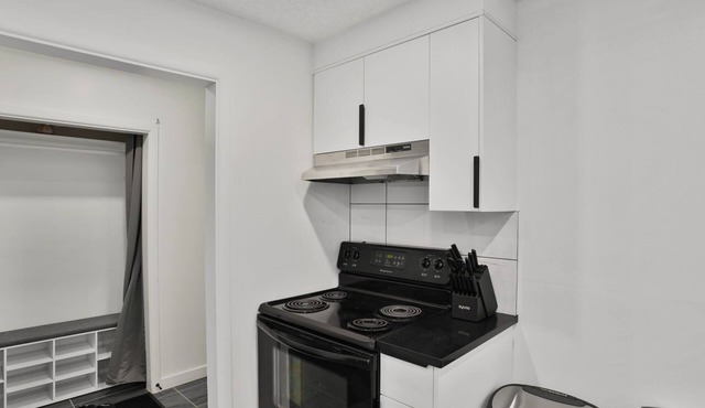 4 Beds |2 Baths |King Beds|Close to U of C & Nose Hill Park in Calgary