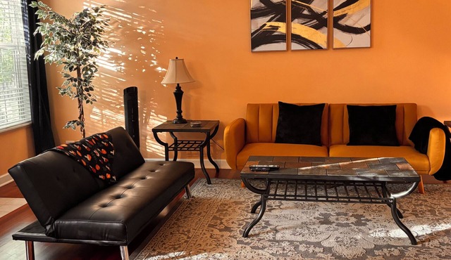 4BR family retreat -sleeps 8, minutes to Woodfield mall & O'Hare airport