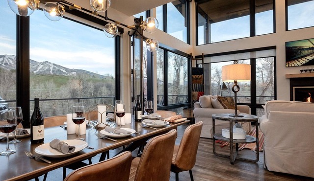 4BR + Hot Tub + Deck + Mountain Views - Hilltop Chateau