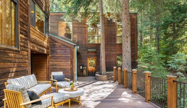 5 BEDROOM, MOUNTAIN VIEWS, SOUNDS OF STREAM, LARGE DECK, HOT TUB, CLASSIC SUNDANCE CABIN