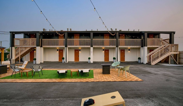 5 min. to Lincoln's top attractions. 2 Queens, kitchenette & outdoor space.