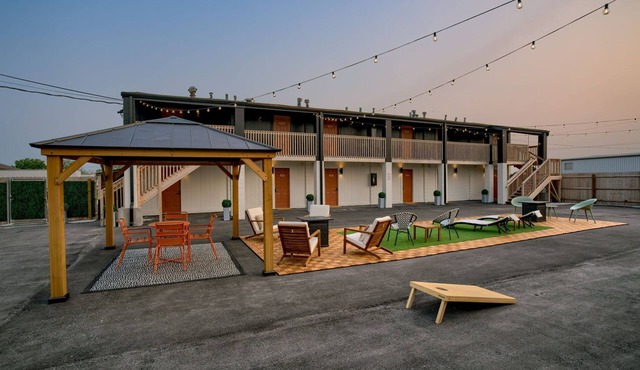 5 min. to Lincoln's top attractions. 2 Queens, kitchenette, WiFi & outdoor space
