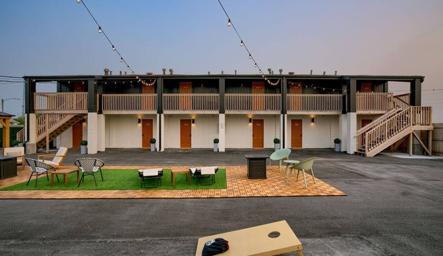 5 min. to Lincoln's top attractions. Two-queens beds, pickleball & outdoor space