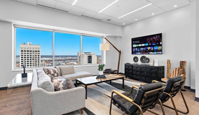 5 minutes to downtown in the Heart of Downtown Kansas City – Walk to Everything