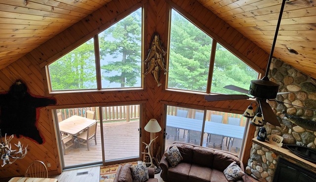 7BR,3BA Lakefront cabin with great views, private lake frontage, close to town