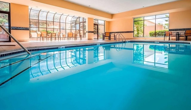 Adventure in Kansas City! Indoor Pool, Pet Friendly and Free Parking!
