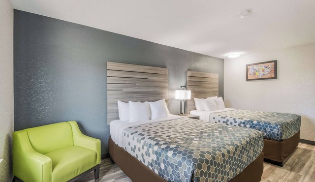 Affordable Des Moines Room | 2 Family Ready Rooms with Free Parking