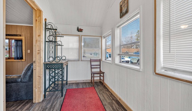 Bear Necessities at Heidi's L'il Haven Resort, cozy 1 bedroom with kitchenette