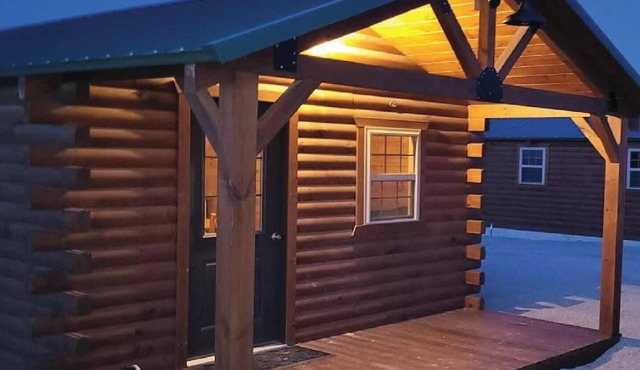 Beautiful 1-bedroom Cabin #4 with AC overlooking swim pond
