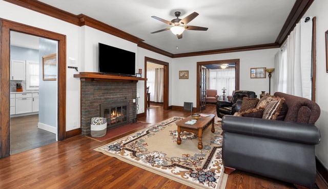 Beautiful 1923 Craftsman 5 Min to DT Garage 6Beds!