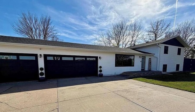 Beautiful 4-bedroom home with a pool and Jacuzzi in Grand Island, with AC.