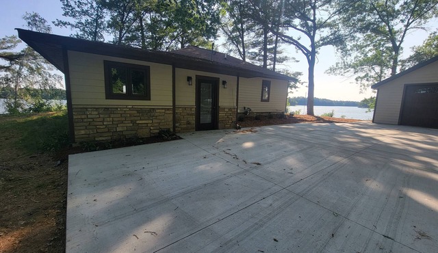 Beautiful and Spacious Lake Home. Amazing Panoramic Lake Views.