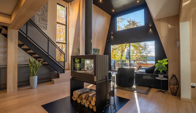 Beautiful and unique Quebec cottage: Le chêne blanc in Entrelacs