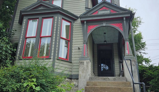 Beautiful Historic 2-bedroom house with AC in charming Atchison, near college