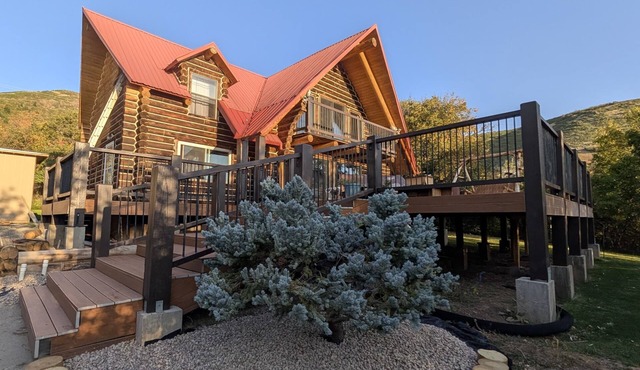 Beautiful mtn cabin, sauna, cold plunge, decks, views, hot springs 5 min, games