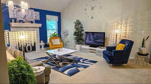 Beautiful Townhome 11 minutes to Downtown townhouse