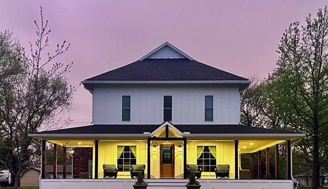 Beautifully renovated 3,800 sq ft house between 2 federal lakes