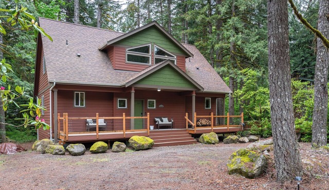 Beutiful mountain cabin, hot tub, big deck!