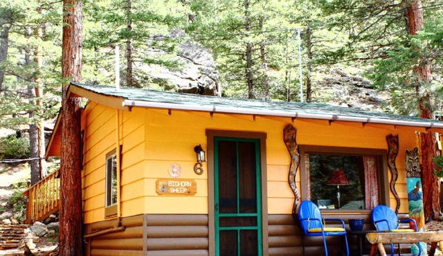 Bighorn Sheep Cabin - Queen Bed, Scenic Deck, Cozy Cabin