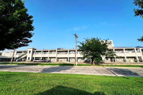 Blue Way Inn & Suites Wichita East