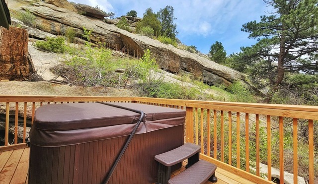 Bobcat Cabin: Hot Tub, Pet-Friendly, Amenities, Adventure Awaits