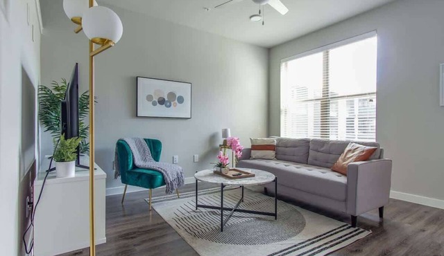 Boulevard Stays Pool Gym Parking 1BR King Suite C