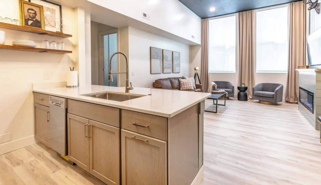 Boutique 1-Bed Condo – Walk to Memorial Stadium
