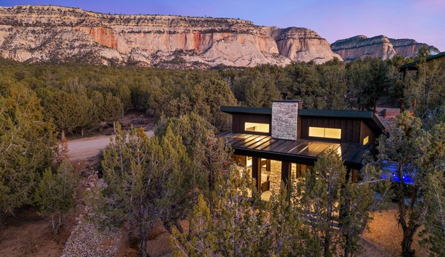 Brand-New East Zion 1BR for Two, Hot Tub, Fireplace, 25 Min to Zion Park