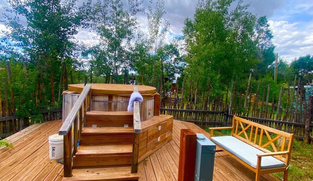 Brett’s Farm Cabin: Hot tub Sauna, Farm Animlas
