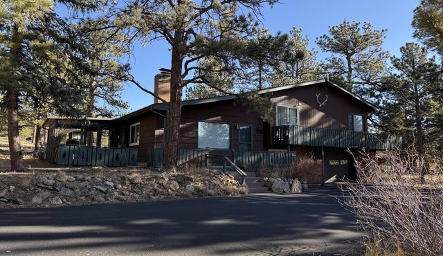 Bright & Cozy Retreat Near Lake Estes – Monthly Rental Only