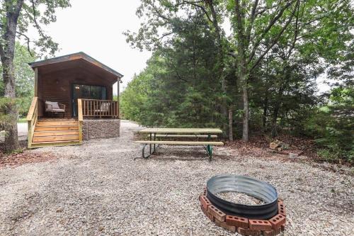 Cabin 10- Cozy Toronto Lake Cabin - Walk to the Water cabin