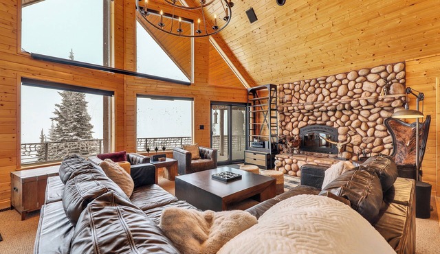 Cabin Bones: Luxury Mountain Getaway with Stunning Views and Amenities