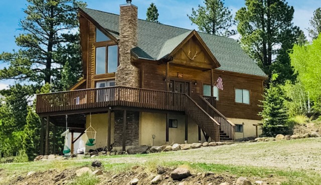 Cabin near Panguitch Lake with mountain views, children's items, balcony, grill